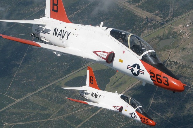 Hai chiếc máy bay huấn luyện T-45 Goshawk của quân đội Mỹ Hai chiếc máy bay huấn luyện T-45 Goshawk của quân đội Mỹ