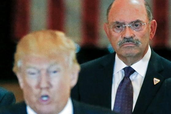Ông Weisselberg đứng phía sau khi ông Donald Trump phát biểu tại 1 buổi họp báo năm 2016