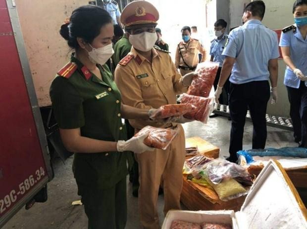 Lực lượng Cảnh sát giao thông và Cảnh sát môi trường tiến hành kiểm đếm khoảng 10 tấn thực phẩm đông lạnh không nguồn gốc xuất xứ, bốc mùi hôi thối trên xe tải. Nguồn: atgt.vn Lực lượng Cảnh sát giao thông và Cảnh sát môi trường tiến hành kiểm đếm khoảng 10 tấn thực phẩm đông lạnh không nguồn gốc xuất xứ, bốc mùi hôi thối trên xe tải. Nguồn: atgt.vn