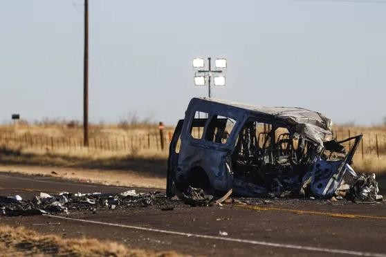 Cậu bé 13 tuổi lái chiếc xe bán tải va chạm với 1 xe tải ở bang Texas của Mỹ, khiến 9 người thiệt mạng. Trong ảnh: Hiện trường vụ tai nạn Cậu bé 13 tuổi lái chiếc xe bán tải va chạm với 1 xe tải ở bang Texas của Mỹ, khiến 9 người thiệt mạng. Trong ảnh: Hiện trường vụ tai nạn