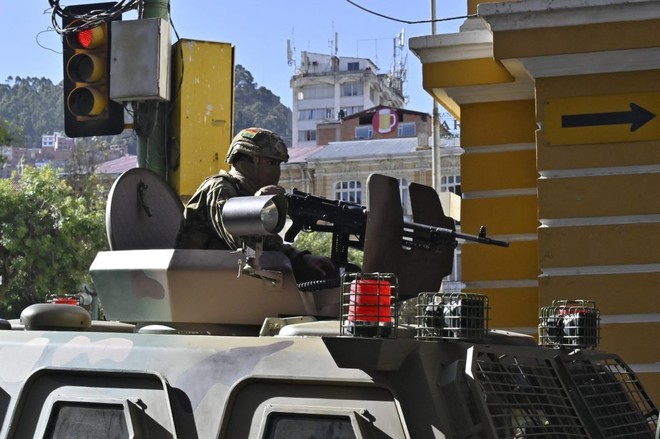 Xe bọc thép được triển khai bên ngoài Dinh Tổng thống trong vụ đảo chính hụt ở Bolivia