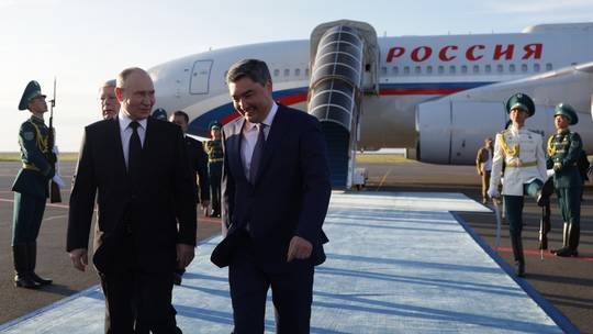Thủ tướng Kazakhstan Oljas Abaiuly Bektenov chào đón Tổng thống Nga Vladimir Putin tại Astana