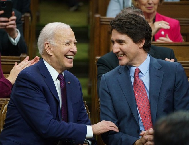Tổng thống Mỹ Joe Biden (bên trái) và Thủ tướng Canada Justin Trudeau