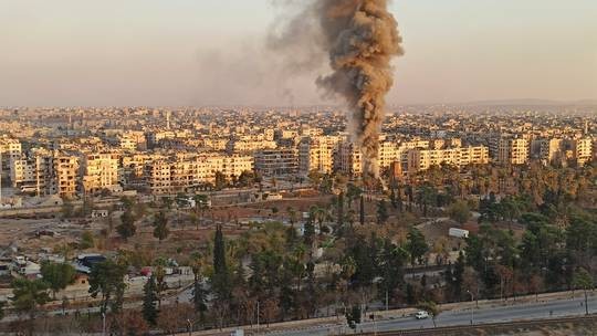 Khói bốc lên sau cuộc không kích vào Aleppo, Syria ngày 30-11