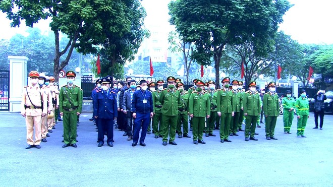 Các lực lượng chức năng quận Cầu Giấy tại lễ phát động cao điểm đảm bảo TTĐT, ATGT dịp Tết