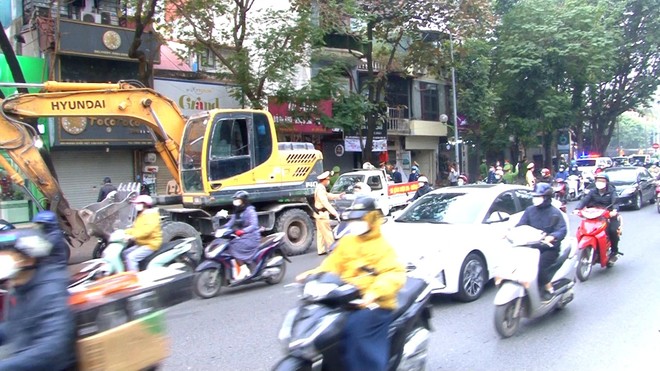 Ngay sau lễ phát động , các lực lượng đã đồng loạt triển khai thực hiện nhiệm vụ đảm bảo TTĐT, ATGT, vệ sinh môi trường tại các tuyến đường huyết mạch trên quận Cầu Giấy