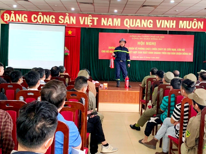 CAQ Đống Đa hướng dẫn các hộ gia đình có nhà ở kết hợp sản xuất, kinh doanh cách sử dụng các phường tiện, thiết bị chữa cháy tại chỗ CAQ Đống Đa hướng dẫn các hộ gia đình có nhà ở kết hợp sản xuất, kinh doanh cách sử dụng các phường tiện, thiết bị chữa cháy tại chỗ