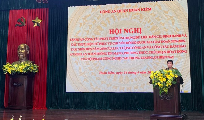 Đại tá Hà Mạnh Hùng - Trưởng Công an quận Hoàn Kiếm chỉ đạo 100% cán bộ chiến sĩ nghiêm túc quán triệt thực hiện Đề án 06