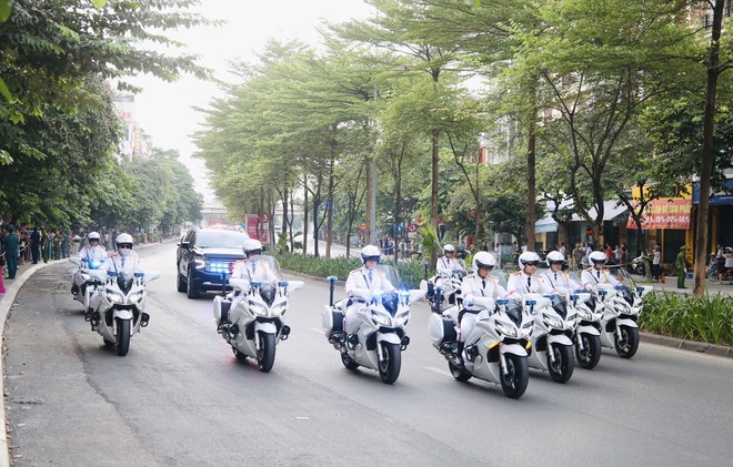 Đoàn xe di chuyển trên tuyến phố Đào Tấn (Ba Đình)