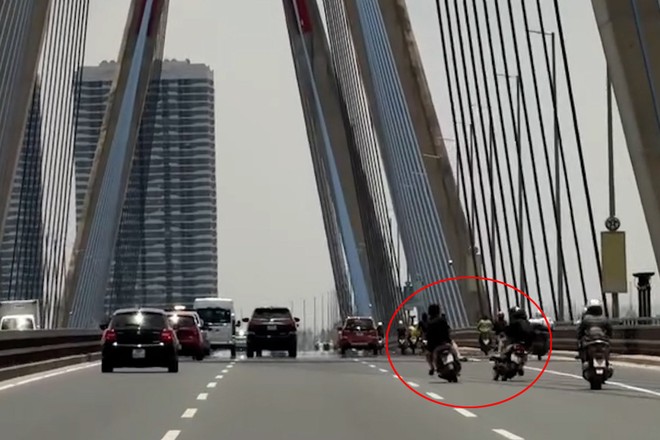 Nhóm thanh, thiếu niên điều khiển 2 xe máy đánh võng trên cầu Nhật Tân
