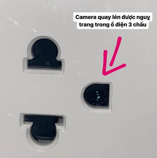 Hai nữ sinh phát hiện camera quay lén nguỵ trang trong ổ điện