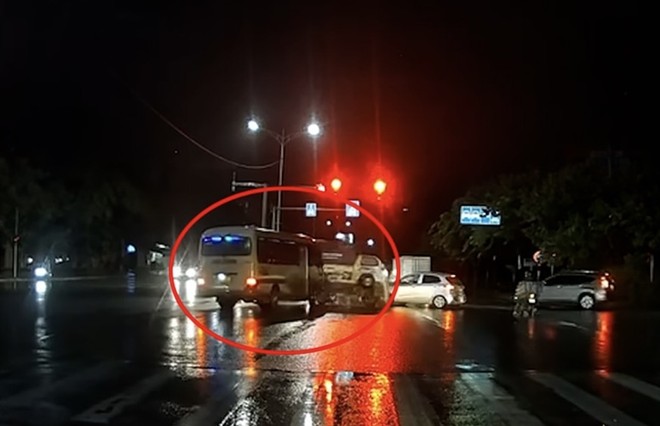 Hình ảnh xe khách vượt đèn đỏ đâm vào ô tô tải
