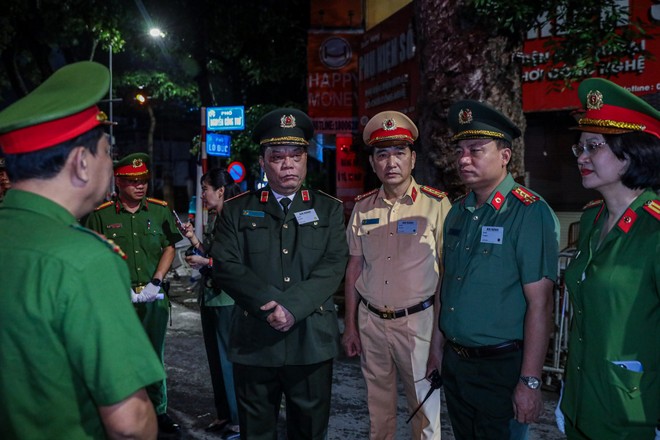 Trung tướng Nguyễn Hải Trung - Giám đốc Công an thành phố Hà Nội kiểm tra công tác đảm bảo an ninh trật tự khu vực Nhà tang lễ số 5 Trần Thánh Tông, rạng sáng 25-7