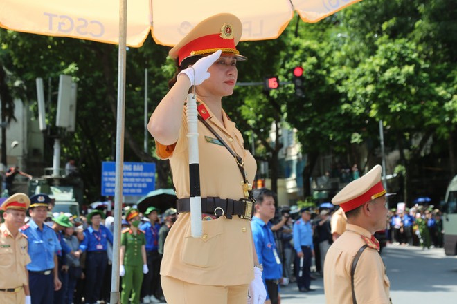 Từng nỗi đau như thắt nghẹn nơi lồng ngực của mỗi cán bộ chiến sĩ làm nhiệm vụ...