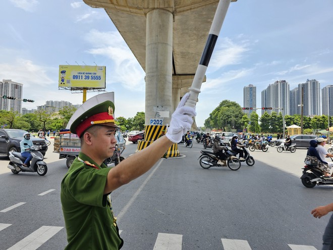 Lực lượng Công an bố trí tổ chức phân luồng từ sớm, từ xa quanh khu vực Nghĩa trang Mai Dịch