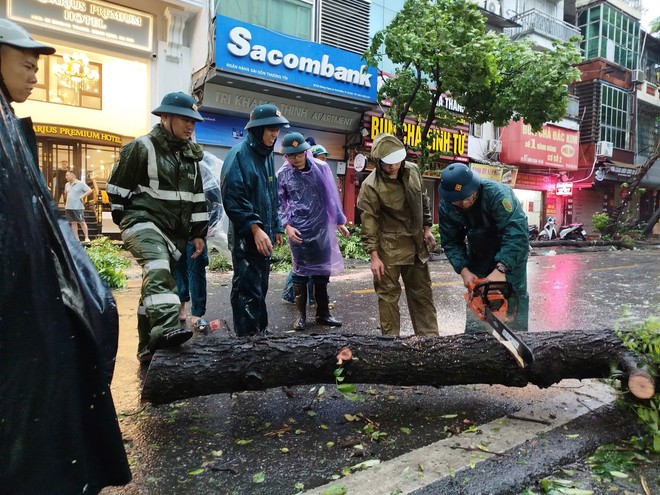 Lực lượng Công an nhanh chóng xử lý các cây xanh gãy đổ, tổ chức phân luồng, hướng dẫn người dân di chuyển tránh các khu vực nguy hiểm