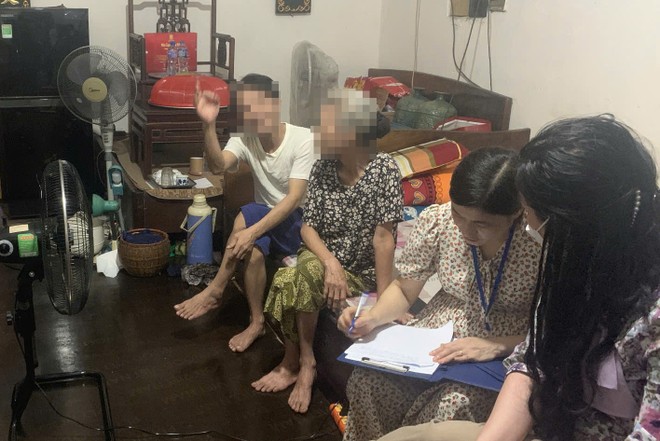 UBND phường đã trực tiếp đến và vận động các thành viên trong gia đình di dời để đảm bảo an toàn