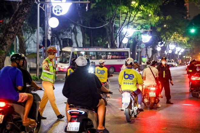 Các lực lượng tập trung phát hiện, ngăn chặn từ sớm, từ xa, không để các đối tượng tụ tập thành đoàn điều khiển xe máy phóng nhanh, lạng lách, gây rối trật tự công cộng