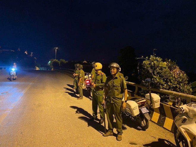 Tổ tuần tra Công an huyện Ứng Hòa nhằm phòng ngừa, ngăn chặn các nhóm thanh thiếu niên gây rối trật tự công cộng