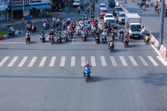 Dù có đèn tín hiệu, nhưng vẫn còn những trường hợp vượt đèn đỏ như thế này, bất chấp nguy cơ tai nạn giao thông