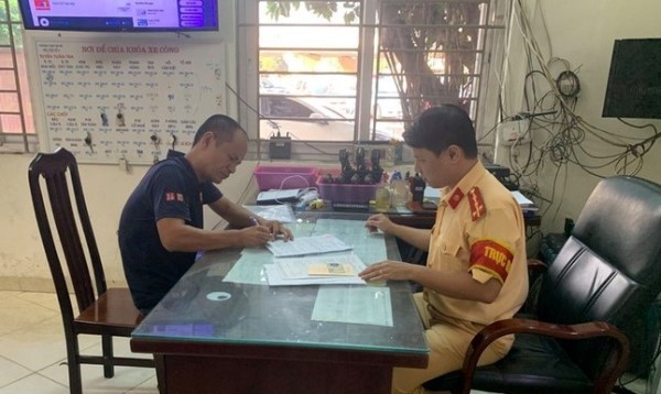 Xử phạt tài xế ô tô không nhường đường cho xe chữa cháy đi làm nhiệm vụ ảnh 1 Xử phạt tài xế ô tô không nhường đường cho xe chữa cháy đi làm nhiệm vụ ảnh 1