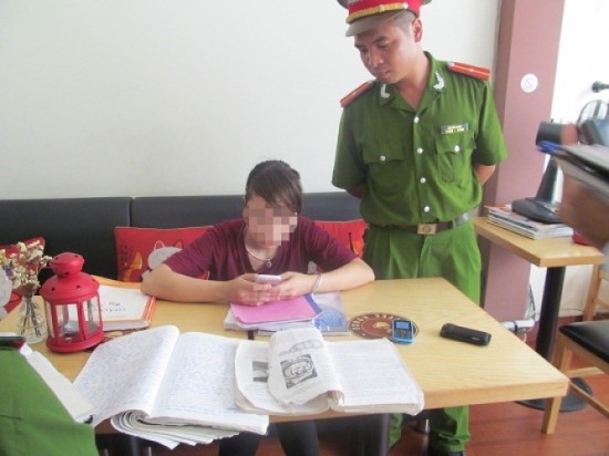 Bắt quả tang vụ nữ sinh viên Luật giải đề rồi tuồn vào phòng thi cho bạn ảnh 2 Bắt quả tang vụ nữ sinh viên Luật giải đề rồi tuồn vào phòng thi cho bạn ảnh 2