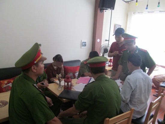 Bắt quả tang vụ nữ sinh viên Luật giải đề rồi tuồn vào phòng thi cho bạn ảnh 1 Bắt quả tang vụ nữ sinh viên Luật giải đề rồi tuồn vào phòng thi cho bạn ảnh 1