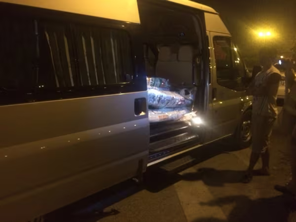 Gỗ lậu được ngụy trang trong "xe đám cưới" ảnh 3 Gỗ lậu được ngụy trang trong "xe đám cưới" ảnh 3