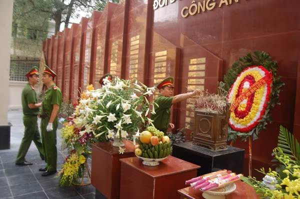 Tri ân công ơn của các Anh hùng liệt sỹ Công an Thủ đô ảnh 3