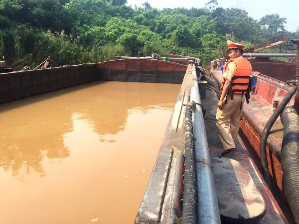 Cả khoang tàu có sức chứa nghìn mét khối cát sẽ nhanh chóng lấp đầy chỉ trong 1 giờ