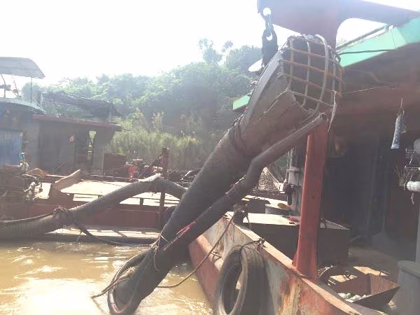 Hệ thống vòi rồng, ống hút khủng được lắp đặt dày đặc ở hai bên mạn tàu