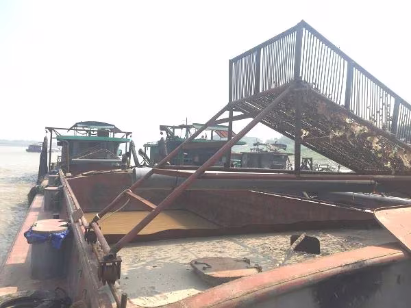 Cận cảnh những "quái vật" khổng lồ hút cát trái phép trên sông Hồng ảnh 6