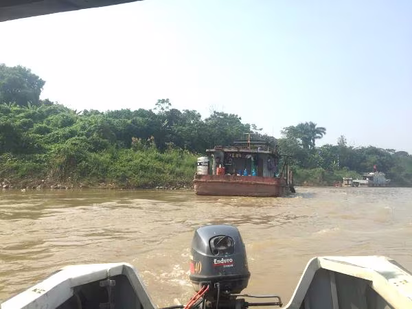 Để lai dắt thành công số tàu thuyền này vào bãi tạm giữ, Cảnh sát đường thủy phái mất rất nhiều thời gian