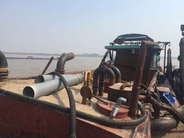 Hệ thống ống và đầu nổ được lắp đặt khắp trên tàu