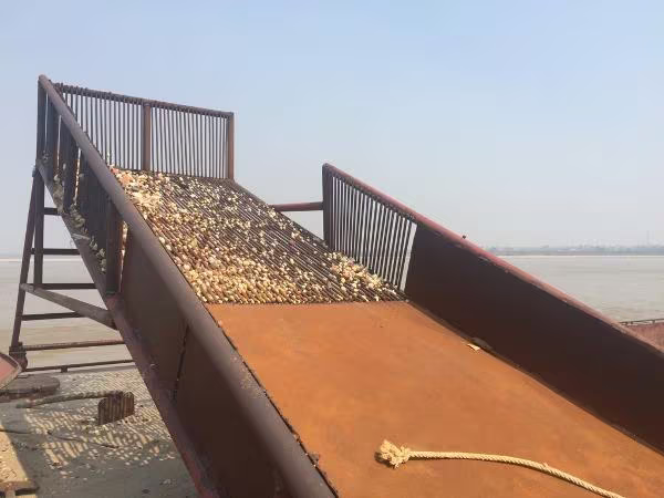 Chiếc sàng lọc cát khổng lồ này có thể dễ dàng hạ xuống nhằm tránh sự phát hiện của lực lượng chức năng. Chỉ khi nào khai thác cát trái phép, nó mới được chủ tàu dựng lên