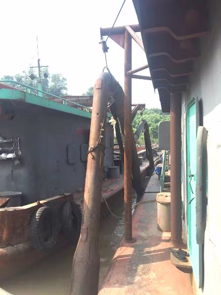 Những vòi rồng hút cát chạy dài khắp mạn tàu bị Cảnh sát đường thủy kéo lên, chặn đứng việc đục khoét sông Hồng, hủy hoại nguồn tài nguyên quốc gia