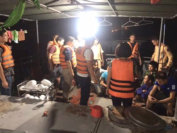 Trên 5 tàu thuyền có 30 đối tượng "cát tặc" đã nhanh chóng bị các tổ công tác phát hiện, bắt quả tang và khống chế. Ngoài tổ công tác của chỉ huy Phòng Cảnh sát đường thủy và CAQ Tây Hồ, Trung tá Đỗ Thị Thanh Bình, Phó trưởng Phòng Cảnh sát đường thủy cũng trực tiếp chỉ huy 1 tổ công tác đánh úp "sa tặc" từ thượng lưu