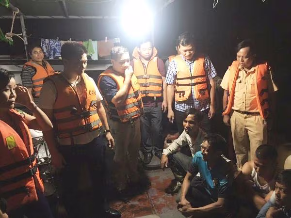 Trong đêm 4 và rạng sáng ngày 5-10, hàng chục CBCS của Đội CSGT đường thủy số 2, 4, Phòng Cảnh sát đường thủy cùng với CAQ Tây Hồ triển khai kế hoạch mật phục, bắt quả tang 5 tàu khai thác cát trái phép trên sông Hồng