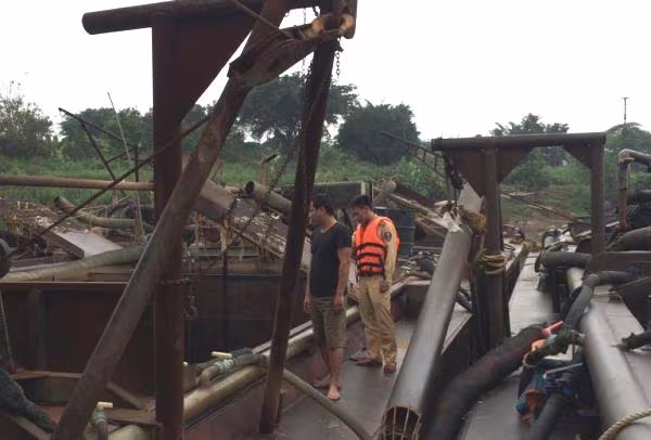 Đêm 12-3, tại khu vực bờ phải sông Hồng thuộc địa phận phường Thượng Cát, quận Bắc Từ Liêm, tổ công tác của Đội CSGT đường thủy số 2 đã phát hiện, tạm giữ tàu với trọng tải hơn 440 tấn đang có hành vi khai thác cát trái phép