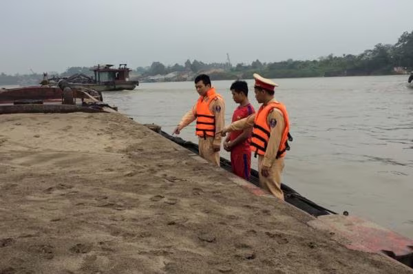 Việc khai thác cát trái phép được xem là có lợi nhuận khổng lồ nên dù CSGT đường thủy liên tục kiểm tra xử lý gắt gao, nhưng những đối tượng khai thác cát vẫn cố tình tìm đủ mọi cách để vi phạm