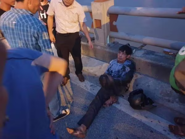 Truy tìm lái xe container hất văng nam thanh niên xuống sông Hồng ảnh 1 Truy tìm lái xe container hất văng nam thanh niên xuống sông Hồng ảnh 1