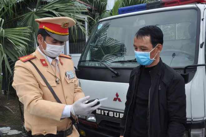 Kết quả kiểm tra nồng độ cồn của CSGT sẽ là căn cứ để xử lý nghiêm những trường hợp lái xe vi phạm, phòng ngừa TNGT Kết quả kiểm tra nồng độ cồn của CSGT sẽ là căn cứ để xử lý nghiêm những trường hợp lái xe vi phạm, phòng ngừa TNGT