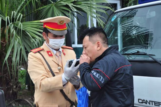 Quá trình kiểm tra của CSGT được thực hiện theo đúng những quy định, khuyến cáo, hướng dẫn của Tổ chức y tế thế giới (WHO) cũng như Bộ Y tế nhằm đảm bảo an toàn cho chính người thực thi nhiệm vụ và người dân Quá trình kiểm tra của CSGT được thực hiện theo đúng những quy định, khuyến cáo, hướng dẫn của Tổ chức y tế thế giới (WHO) cũng như Bộ Y tế nhằm đảm bảo an toàn cho chính người thực thi nhiệm vụ và người dân