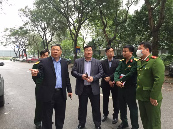 Trước khi đưa gần 1.000 người dân về tòa nhà A1 nằm trong khu nhà ở sinh viên Pháp Vân - Tứ Hiệp, lãnh đạo UBND, quân đội, CAQ Hoàng Mai đã trực tiếp xuống chỉ đạo công tác chuẩn bị về cơ sở vật chất đầy đủ Trước khi đưa gần 1.000 người dân về tòa nhà A1 nằm trong khu nhà ở sinh viên Pháp Vân - Tứ Hiệp, lãnh đạo UBND, quân đội, CAQ Hoàng Mai đã trực tiếp xuống chỉ đạo công tác chuẩn bị về cơ sở vật chất đầy đủ
