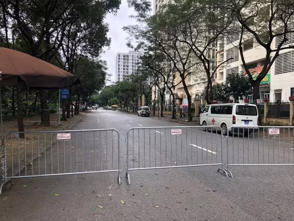 Hàng rào chắn được dựng lên, phía trong luôn có những chiếc xe cứu thương chờ sẵn để sẵn sàng phục vụ yêu cầu thăm khám sức khỏe cho nhân dân Hàng rào chắn được dựng lên, phía trong luôn có những chiếc xe cứu thương chờ sẵn để sẵn sàng phục vụ yêu cầu thăm khám sức khỏe cho nhân dân