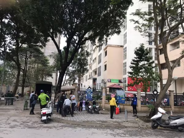Ở xung quanh tòa nhà đều được CAP Hoàng Liệt, CAQ Hoàng Mai bố trí nhiều chốt trực thay phiên nhau làm nhiệm vụ 24/24h trong ngày Ở xung quanh tòa nhà đều được CAP Hoàng Liệt, CAQ Hoàng Mai bố trí nhiều chốt trực thay phiên nhau làm nhiệm vụ 24/24h trong ngày