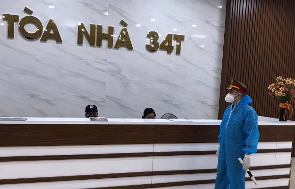 Ngay tại khu vực sảnh của tòa nhà 34T Hoàng Đạo Thúy, CAP Trung Hòa bố trí CBCS phối hợp với bảo vệ tòa nhà đảm bảo ANTT phía trong Ngay tại khu vực sảnh của tòa nhà 34T Hoàng Đạo Thúy, CAP Trung Hòa bố trí CBCS phối hợp với bảo vệ tòa nhà đảm bảo ANTT phía trong