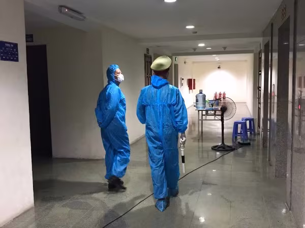Đêm nay là đêm đầu tiên lực lượng Công an cơ sở và cơ quan chức năng phong tỏa cách ly tòa nhà 34T. Những ngày tiếp theo việc theo dõi tình hình sức khỏe của người dân trong tòa nhà sẽ tiếp tục được triển khai quyết liệt. Lực lượng chức năng cũng sẽ hỗ trợ tối đa các yêu cầu của người dân trong tòa nhà Đêm nay là đêm đầu tiên lực lượng Công an cơ sở và cơ quan chức năng phong tỏa cách ly tòa nhà 34T. Những ngày tiếp theo việc theo dõi tình hình sức khỏe của người dân trong tòa nhà sẽ tiếp tục được triển khai quyết liệt. Lực lượng chức năng cũng sẽ hỗ trợ tối đa các yêu cầu của người dân trong tòa nhà