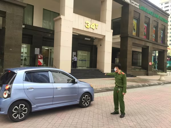 Trước đó, chiều cùng ngày, lực lượng làm nhiệm vụ ở bên vòng ngoài tòa nhà cũng được huy động tham gia hướng dẫn, hỗ trợ, giúp đỡ nhân dân trong tòa nhà, đảm bảo ANTT Trước đó, chiều cùng ngày, lực lượng làm nhiệm vụ ở bên vòng ngoài tòa nhà cũng được huy động tham gia hướng dẫn, hỗ trợ, giúp đỡ nhân dân trong tòa nhà, đảm bảo ANTT
