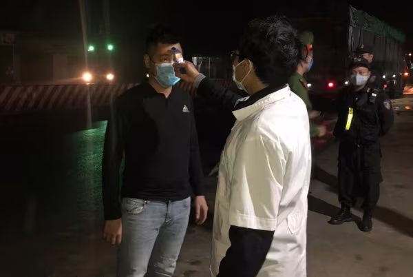 Cảnh sát giao thông  kiểm tra thân nhiệt lái xe trong đêm phòng, chống dịch Covid-19 ở cửa ngõ ra vào Thủ đô ảnh 1 Cảnh sát giao thông  kiểm tra thân nhiệt lái xe trong đêm phòng, chống dịch Covid-19 ở cửa ngõ ra vào Thủ đô ảnh 1